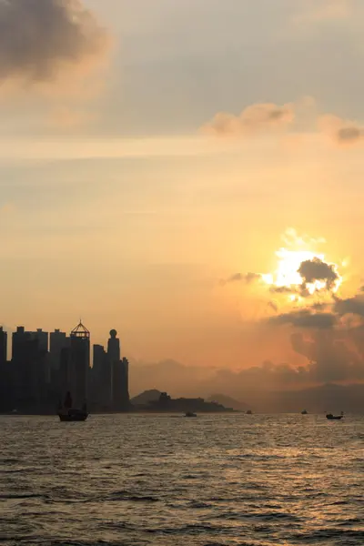Pôr do sol em Victoria Harbor, Hong Kong . — Fotografia de Stock