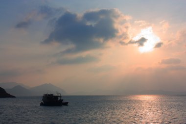 balıkçı teknesi içinde hong kong yakınındaki günbatımı.