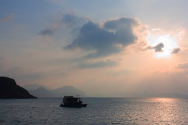 balıkçı teknesi içinde hong kong yakınındaki günbatımı.