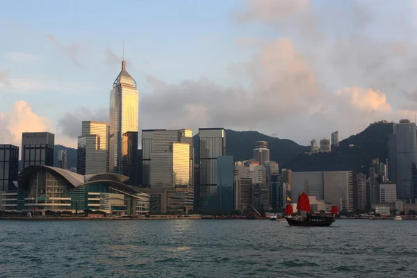 Traditionella kinesiska junkboat i hong kong — Stockfoto