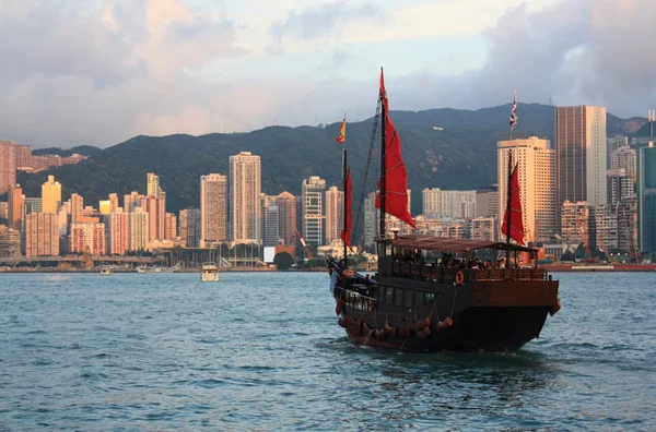 Tradicional chinês Junkboat em Hong Kong — Fotografia de Stock