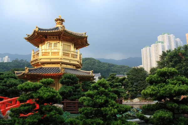 Arch Bridge in Nan Lian Garden, Hong Kong. — Stock Photo, Image