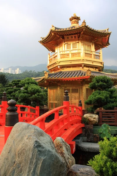 Bågbro i nan lian garden, hong kong. — Stockfoto