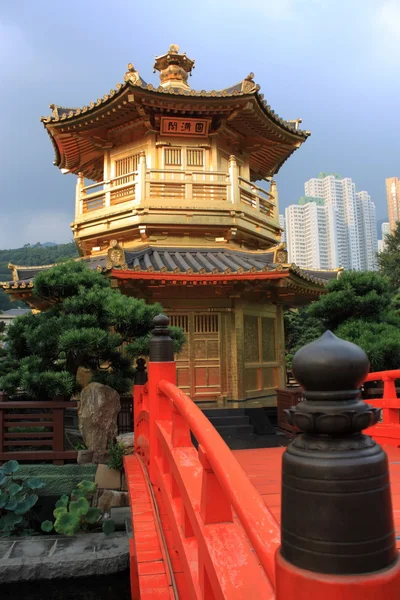 Arch Bridge in Nan Lian Garden, Hong Kong. — Stock Photo, Image