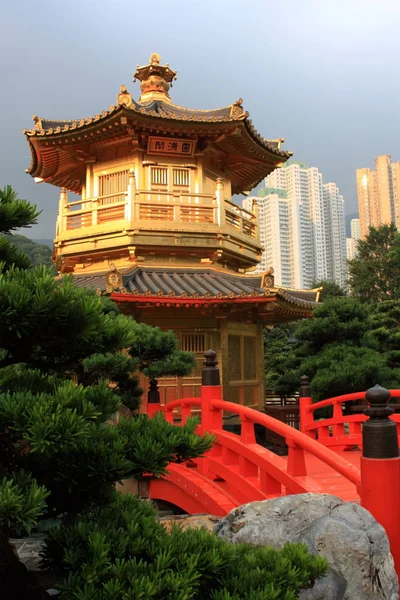 Arch Bridge in Nan Lian Garden, Hong Kong. — Stock Photo, Image