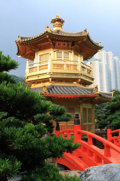 Arch Bridge in Nan Lian Garden, Hong Kong. — Stock Photo, Image