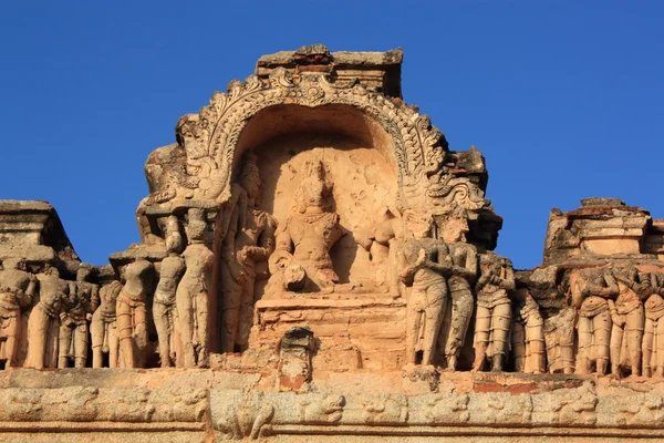 雕刻建筑外墙中亨比，印度的详细信息. — 图库照片
