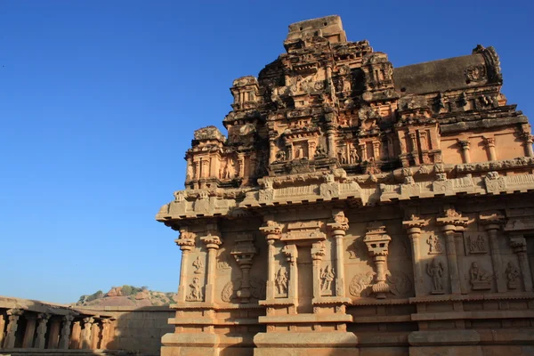 Dettaglio intaglio intaglio di esterno edificio in Hampi, India . — Foto Stock