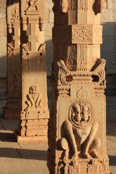 Detalle de talla de edificio exterior en Hampi, India . — Foto de Stock