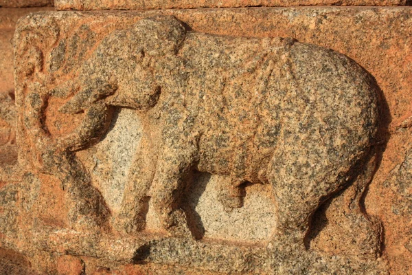 Carving detalj av byggnaden exteriör i hampi, Indien. — Stockfoto