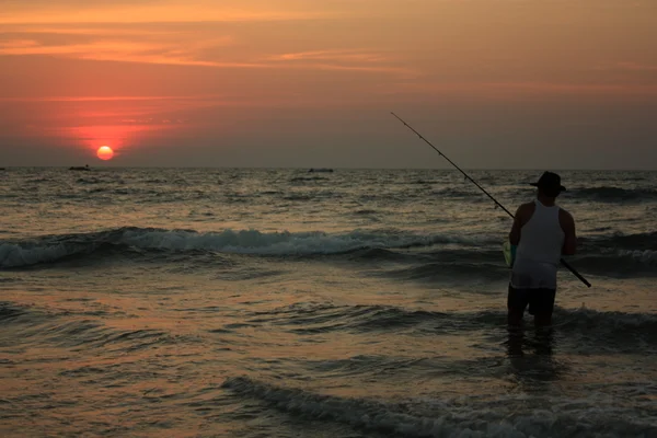 Pêcheur au coucher du soleil sur la plage de Goa . — Photo