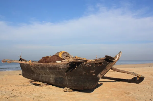 Traditionele vissersboot, goa, india. — Stockfoto