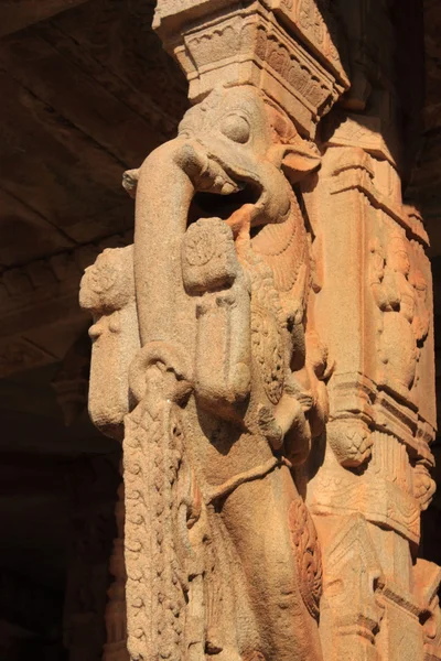 Dettaglio intaglio intaglio di esterno edificio in Hampi, India . — Foto Stock