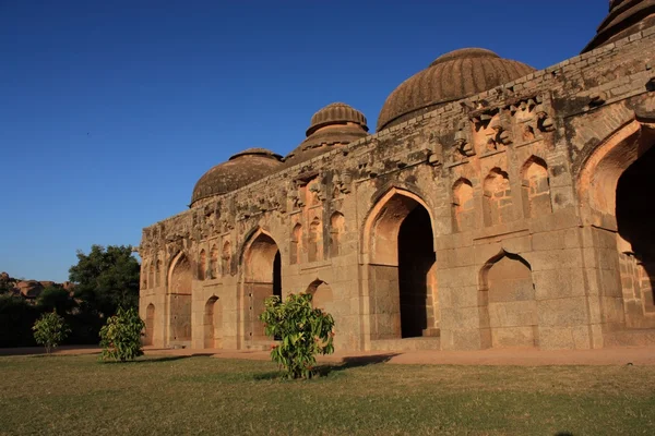 Antiguas ruinas de establos de elefantes en Hampi, India . — Foto de Stock