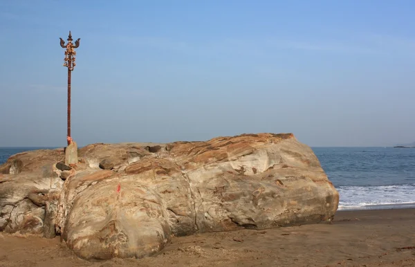 Shiva rock faragás little vagator beach-Goa, india. — Stock Fotó