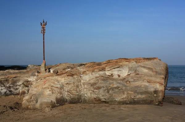 Резьба по скалам Шивы на пляже Литл Вагатор в Гоа, Индия . — стоковое фото