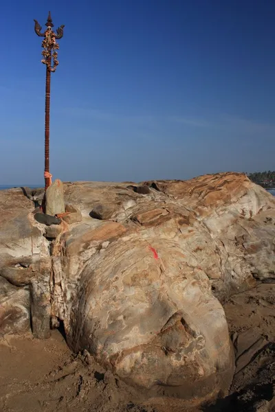 Резьба по скалам Шивы на пляже Литл Вагатор в Гоа, Индия . — стоковое фото