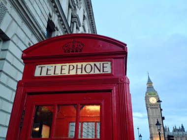 kırmızı telefon kulübesi, big Ben'e ve Parlamento Londra, İngiltere evler.
