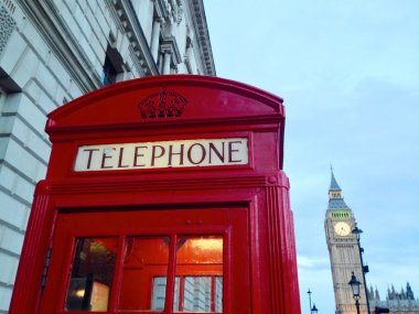 kırmızı telefon kulübesi, big Ben'e ve Parlamento Londra, İngiltere evler.