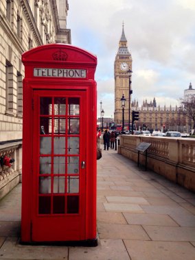 kırmızı telefon kulübesi, big Ben'e ve Parlamento Londra, İngiltere evler.