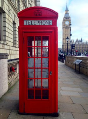kırmızı telefon kulübesi, big Ben'e ve Parlamento Londra, İngiltere evler.