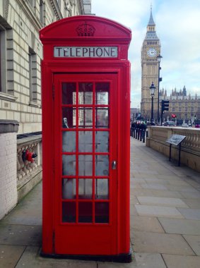 kırmızı telefon kulübesi, big Ben'e ve Parlamento Londra, İngiltere evler.