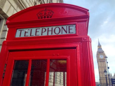 kırmızı telefon kulübesi, big Ben'e ve Parlamento Londra, İngiltere evler.