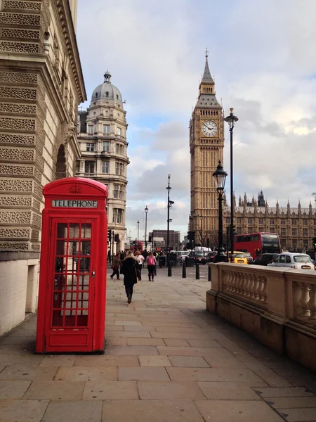 Röd telefonkiosk, big ben och houses av parlamentet i london, Storbritannien. — Stockfoto