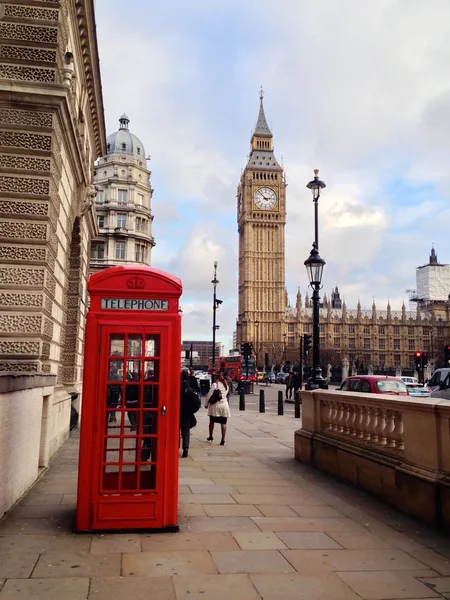 Kırmızı telefon kulübesi, big Ben'e ve Parlamento Londra, İngiltere evler. — Stok fotoğraf