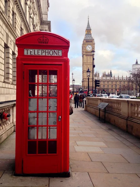 Cabina telefónica roja, Big Ben y Casas del Parlamento en Londres, Reino Unido . — Foto de Stock