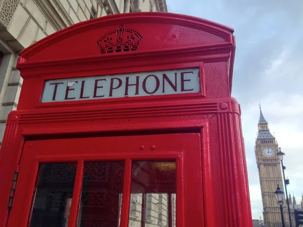Cabina telefónica roja, Big Ben y Casas del Parlamento en Londres, Reino Unido . — Foto de Stock