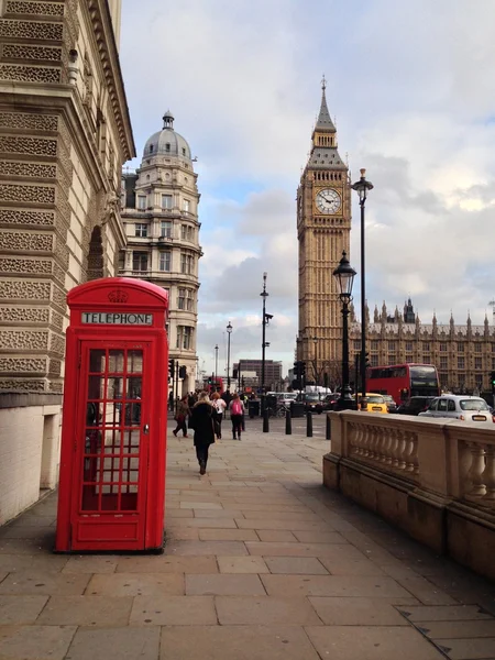 Cabina telefónica roja, Big Ben y Casas del Parlamento en Londres, Reino Unido . Imagen De Stock