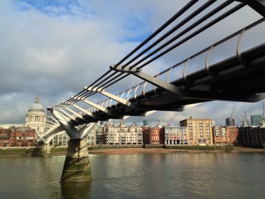 Millennium Köprüsü ve St.Paul 's Cathedral