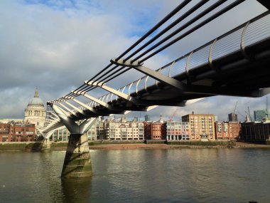 Millennium Köprüsü ve St.Paul 's Cathedral