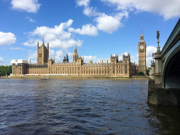 Stora ben och hus i parlamentet i London, uk. — Stockfoto