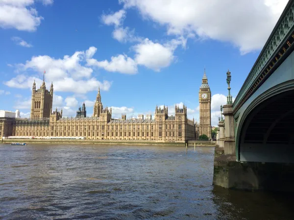 Grote ben en huizen van het parlement in Londen, Verenigd Koninkrijk. — Stockfoto