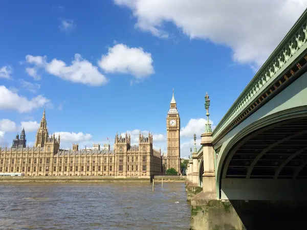 Grote ben en huizen van het parlement in Londen, Verenigd Koninkrijk. — Stockfoto