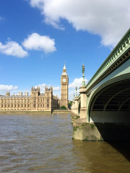 Велика лава і будинки парламенту в Лондоні, Великобританія . — стокове фото