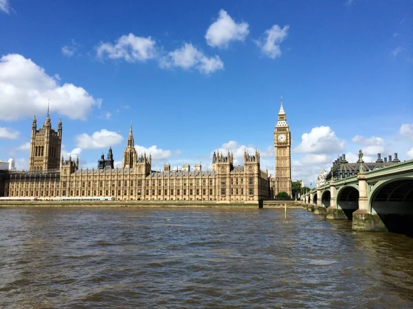 Big Ben e le case del parlamento a Londra, Regno Unito. — Foto Stock