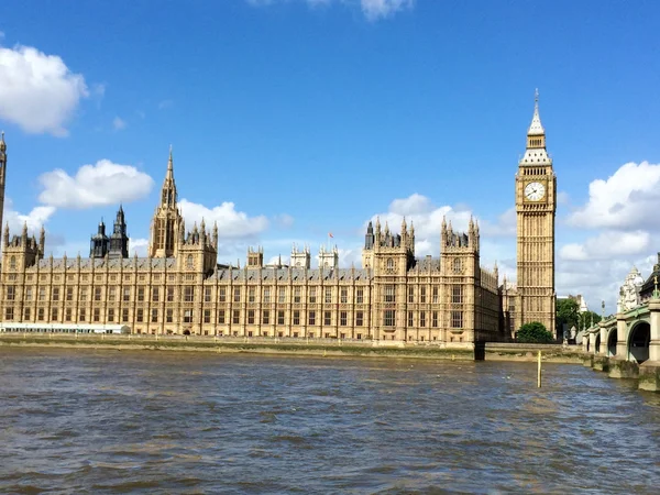 Велика лава і будинки парламенту в Лондоні, Великобританія . — стокове фото