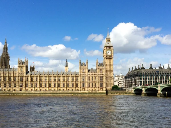 Gran ben y las casas del parlamento en Londres, Reino Unido. — Foto de Stock