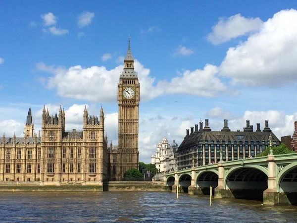 Big ben e casas do parlamento em London, uk. — Fotografia de Stock