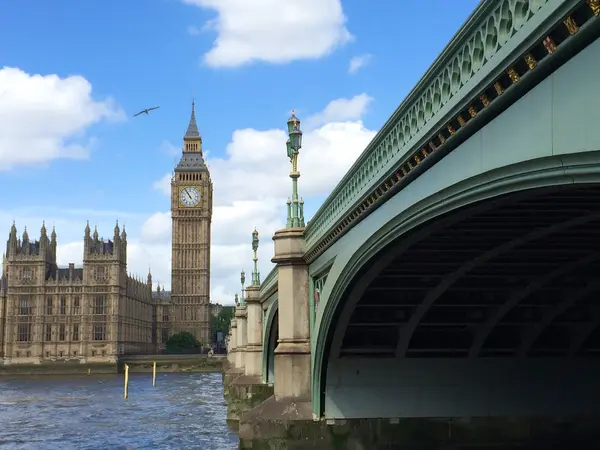 ロンドンの大きなベンと議会の家は. — ストック写真