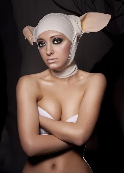 Женщина с повязкой на голове . — стоковое фото