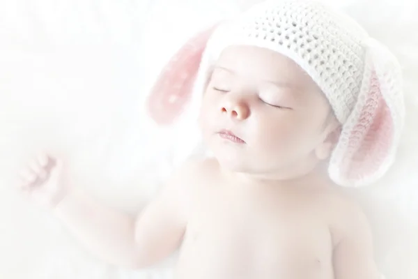 Junge Baby Mädchen direkt nach Delivery.sweet Baby Girl Portrait. Verwenden Sie das Foto, um das Leben, die Elternschaft oder die Kindheit darzustellen. Oberflächlicher Fokus. — Stockfoto