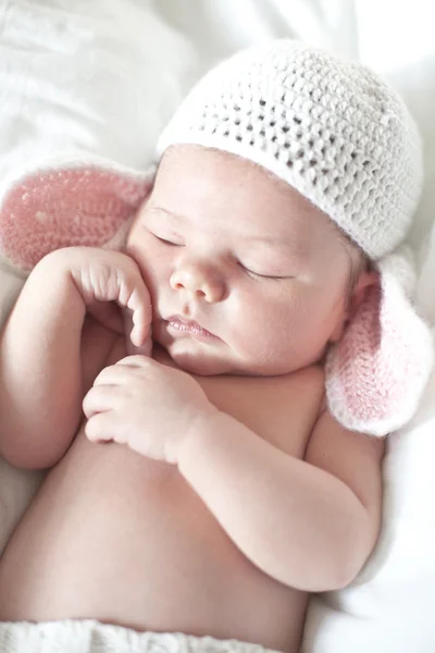 Niño niña justo después del parto.Retrato de niña dulce. Utilice la foto para representar la vida, la crianza de los hijos o la infancia. Enfoque superficial . — Foto de Stock