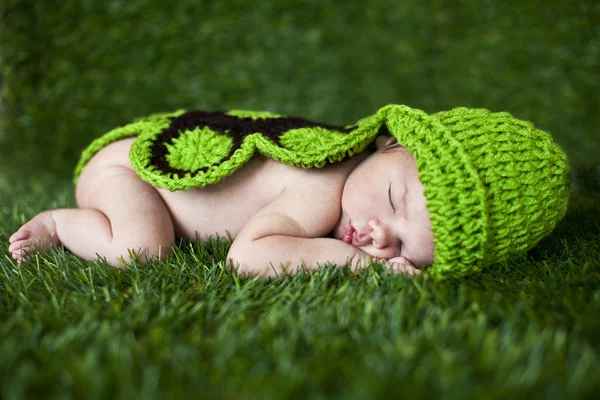 Niño niña justo después del parto.Retrato de niña dulce. Utilice la foto para representar la vida, la crianza de los hijos o la infancia. Enfoque superficial . — Foto de Stock