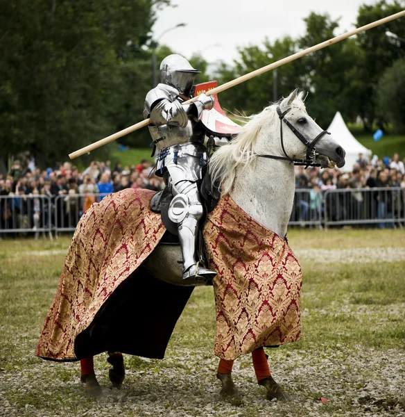 Caballero en caballo blanco — Foto de Stock