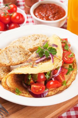 Klasik omelete toasted ekmek ve kiraz domates ile