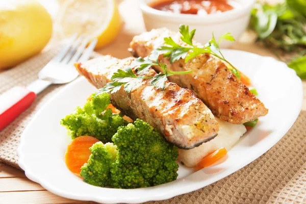 Bife de salmão grelhado e legumes — Fotografia de Stock